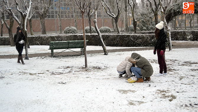 La constante nevada registrada durante este sábado dejaba estampas propias de la Navidad que estamos despidiendo este fin de semana