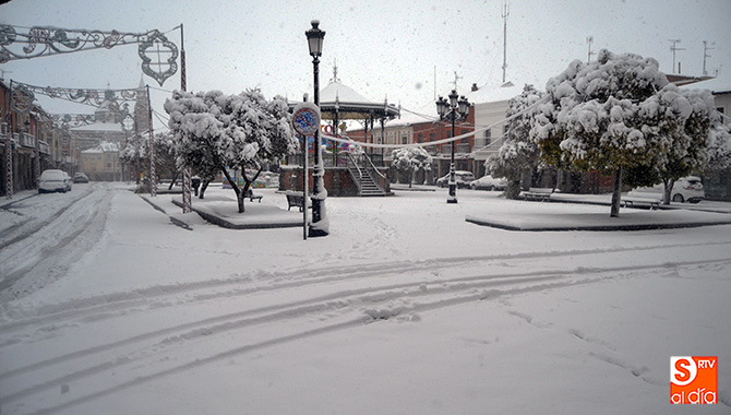 La intensa nevada ha dejado más de 20 centímetros de espesor en calles y plazas