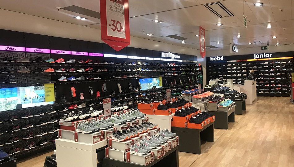 Aspecto que presentaba una de las plantas de los grandes almacenes, antes de la apertura de la tienda.