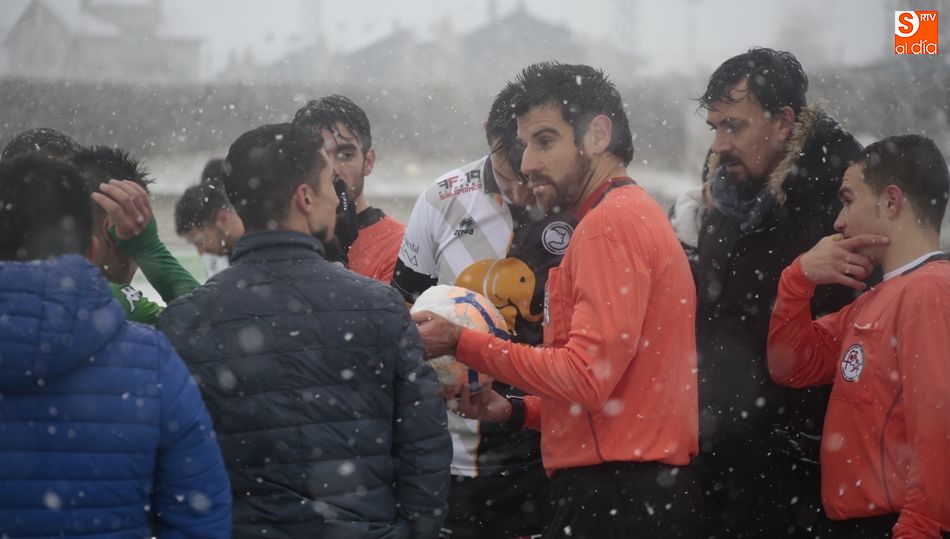 El colegiado informa al delegado de campo y a los responsables de ambos equipos de la suspensión. Fotos: Alejandro López