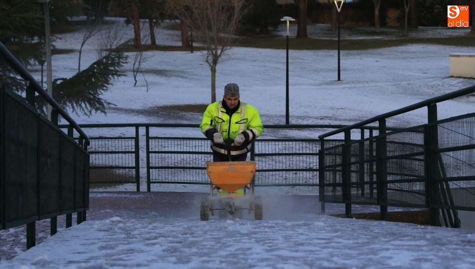 Un operario esparce sal en una cuesta durante esta mañana. Foto: Alberto Martín
