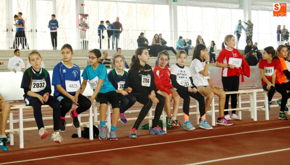 Unos niños esperan su turno en una competición de los Juegos Escolares en la pista cubierta