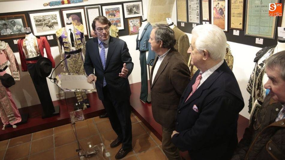 El alcalde, junto al Niño de la Capea y a El Viti, en la reapertura del museo.