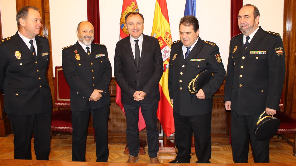 El subdelegado de Gobierno recibe al nuevo comisario jefe provincial de Operaciones.