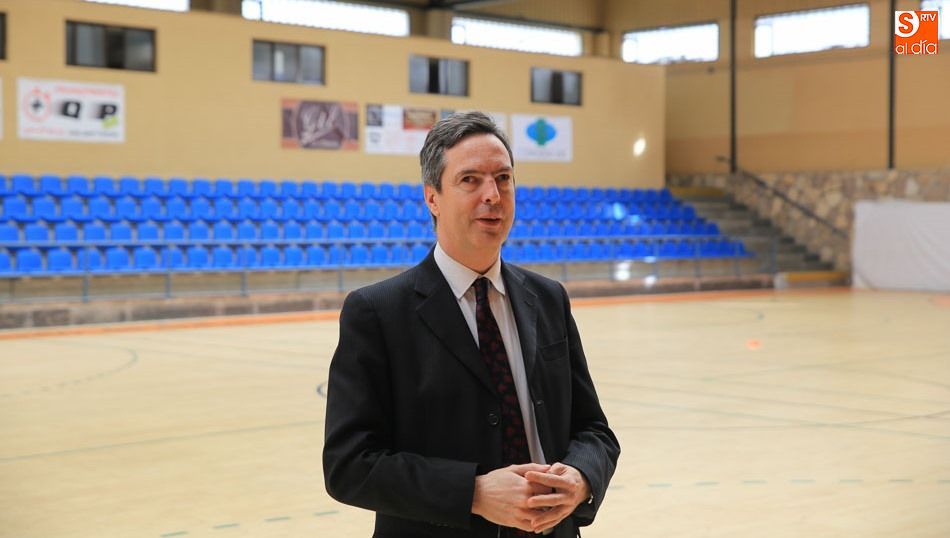 El concejal de Deportes, Enrique Sánchez-Guijo, visita el renovado pabellón Río Tormes. Fotos: Alberto Martín