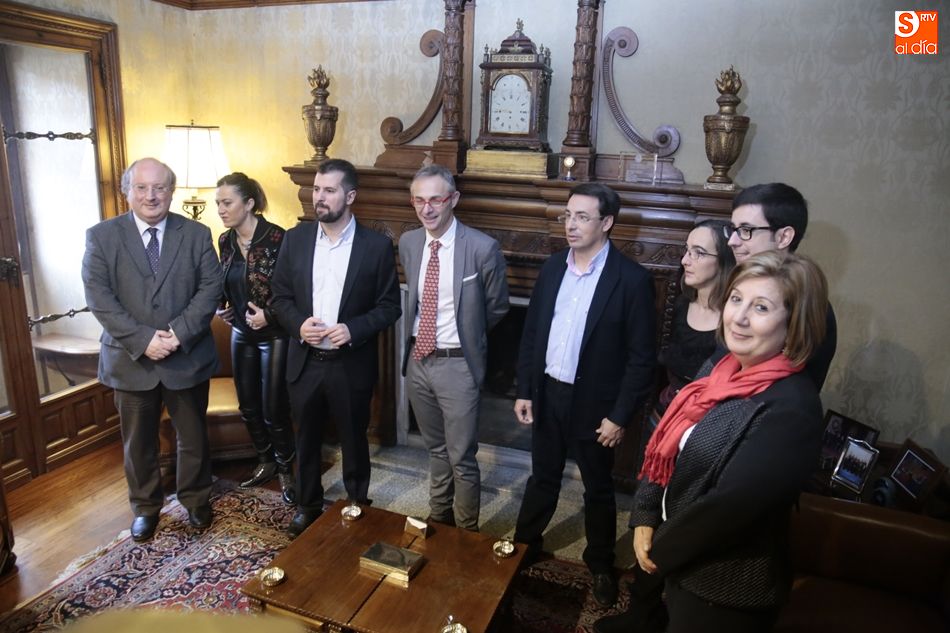 El rector, Ricardo Rivero, y los representantes del PSOE de Castilla y León y Salamanca, durante el encuentro matenido este miércoles