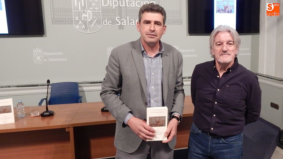 El diputado de Cultura, Julián Barrera, y el autor del libro Ángel González Quesada, durante la presentación en la Diputación de Salamanca