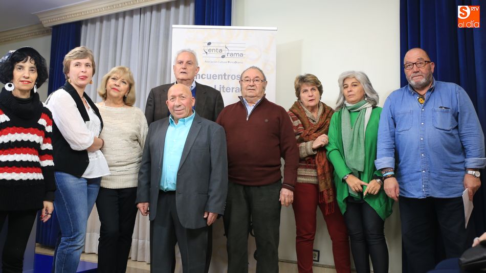 Participantes en el encuentro literario con el poeta Julián Martín. Foto: Alberto Martín