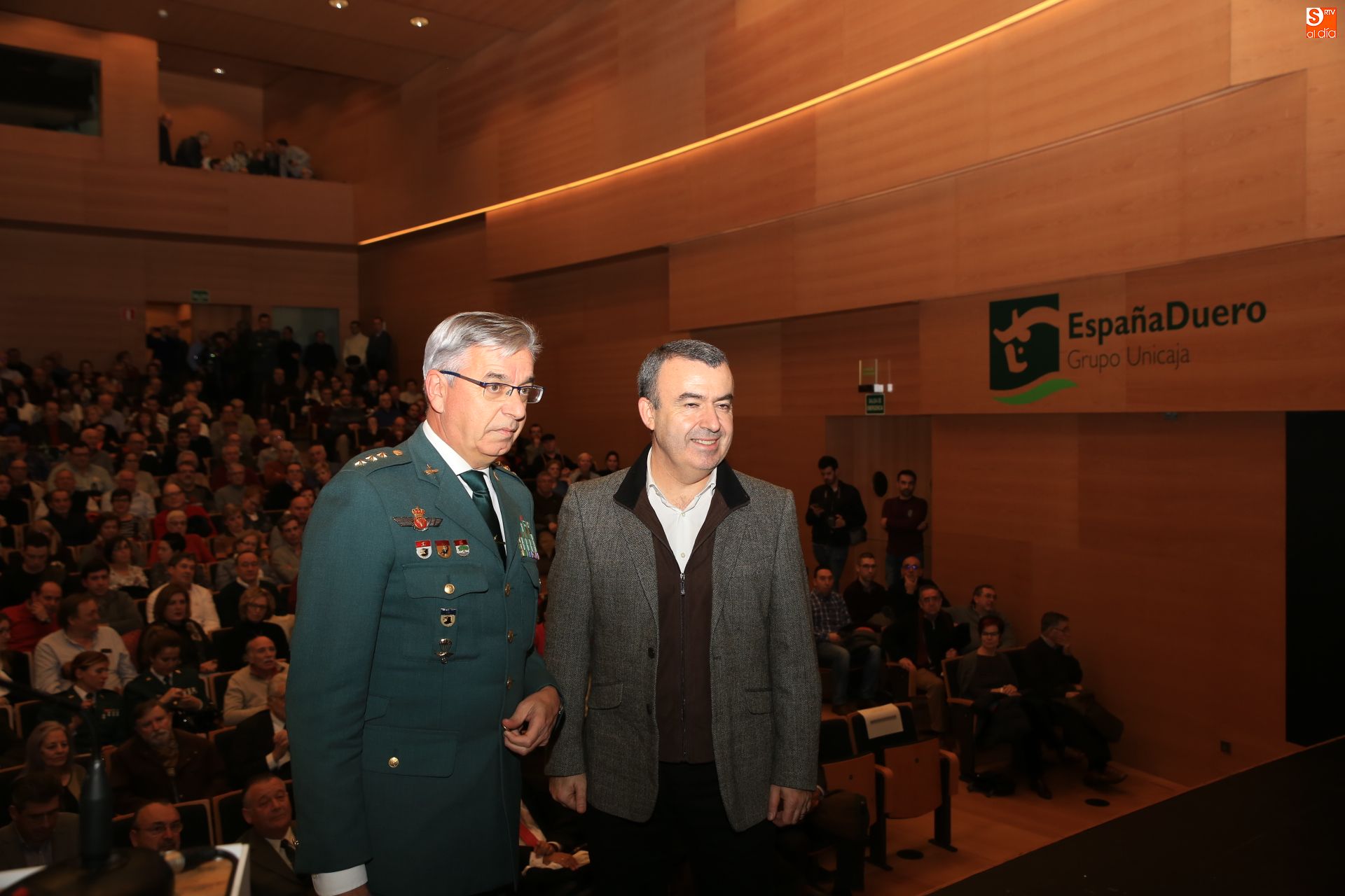 el Coronel Jefe de la UCO de la Guardia Civil Manuel Sánchez Corbí y el escritor Lorenzo Silva, en Salamanca. Fotos: Alberto Martín