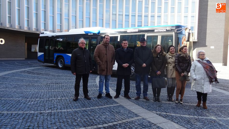 Miembros de la Corporación y de la empresa concesionaria han presentado el nuevo autobús