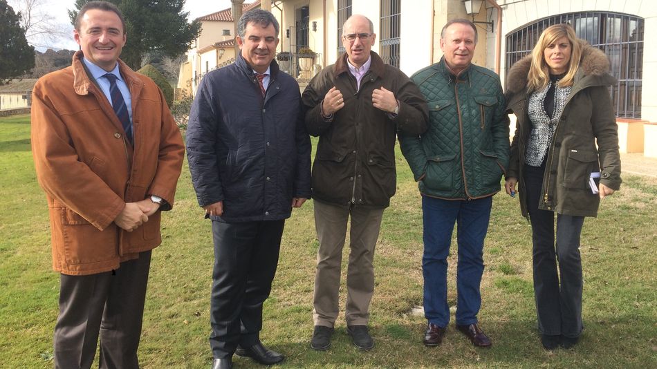 El presidente de la Diputación (centro) y Chabela de la Torre (derecha), con los responsables del Ministerior de Economía.