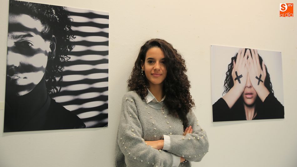 La fotógrafa posa para SALAMANCArtv AL DÍA junto a dos de sus obras. Fotos: Alberto Martín