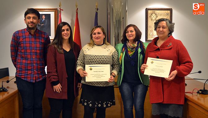 La alcaldesa Carmen Ávila y el concejal de festejos Francisco Díaz, entregaban hoy los premios del II Concurso de escaparates navideños