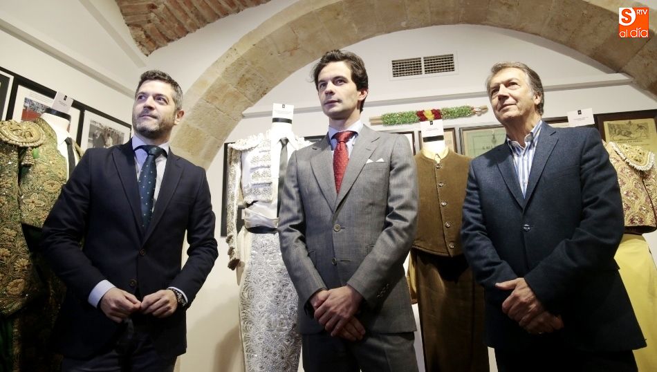 El torero Juan del Álamo, en el centro, en el acto de entrega de uno de sus trajes / Foto de Alejandro López