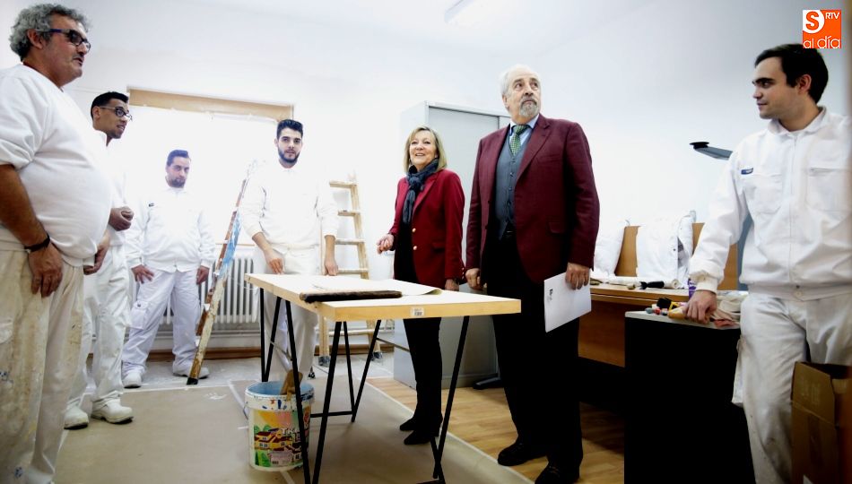 La concejala Cristina Klimowitz y Pedro Grijalba, en el CEFOL, con los alumnos de los programas. Fotos: Alejandro López