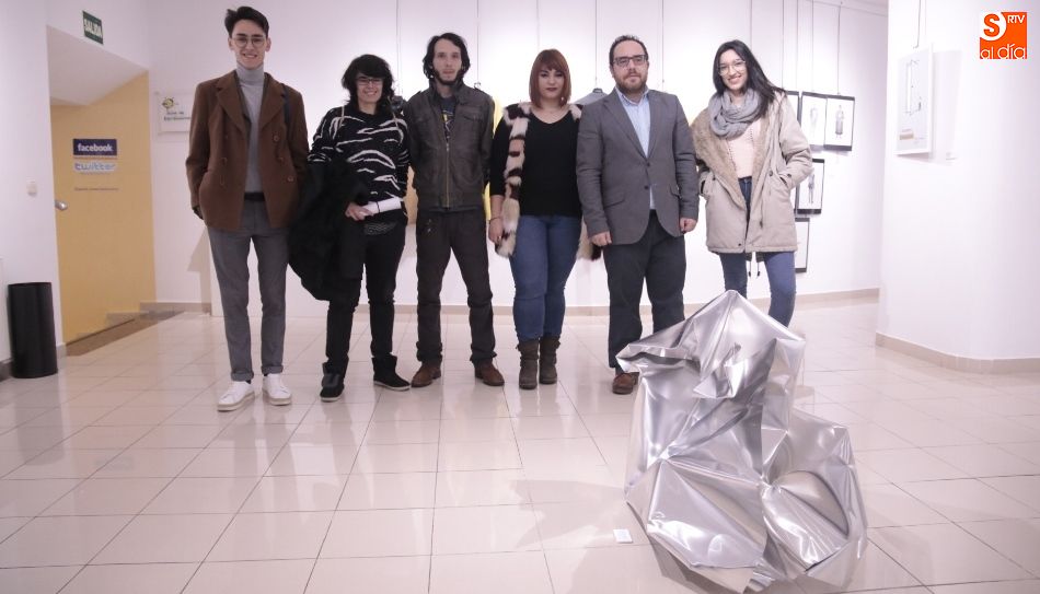 El concejal de Juventud, Daniel Llanos, en el centro, junto a algunos de los artistas que participan en esta muestra / Foto de Alejandro López