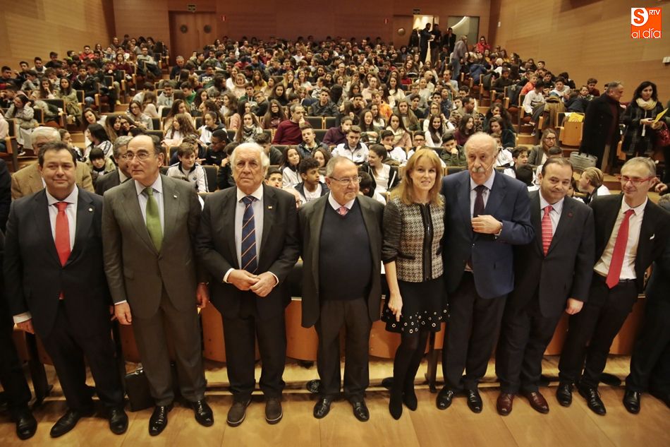 Representantes de las diferentes instituciones y entidades que han participado en la presentación de Valores que construyen sueños en Salamanca