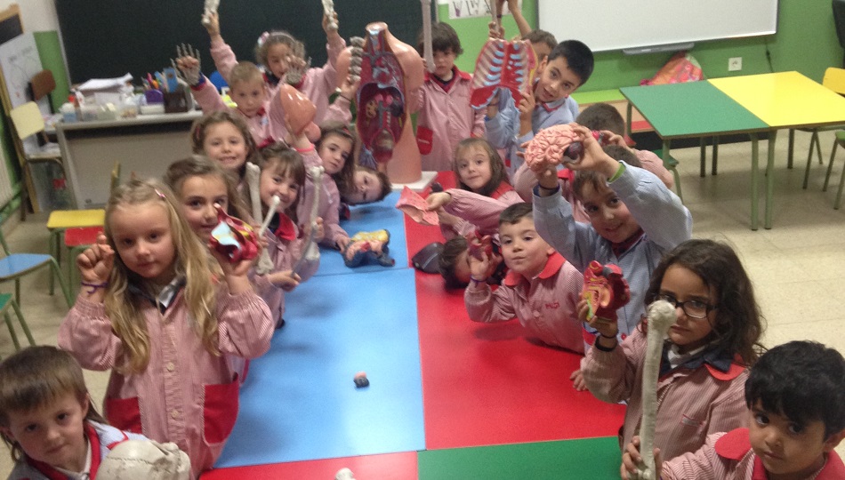 Los más pequeños, durante la actividad escolar.