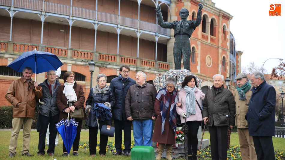 El alcalde, familiares y amigos de Julio Robles, junto a la estatua del maestro. Foto: Alberto Martín