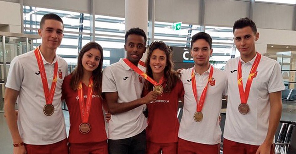 Mario García (izquierda), junto a sus compañeros del Playas de Castellón tras el Europeo de Cross, en una foto de su TW.