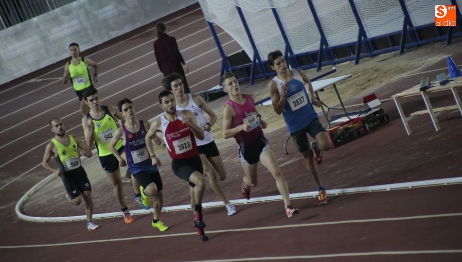 Una de las pruebas de medio fondo disputada esta tarde en la pista salmantina. Fotos: Alejandro López