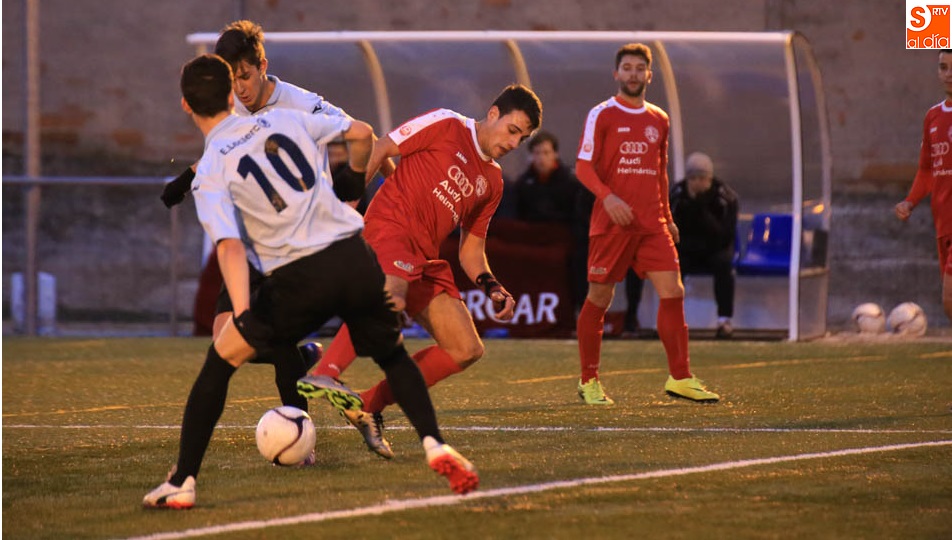 Un jugador del Hergar trata de arrebatar la pelota a un rival del Carbajosa. Fotos: Alberto Martín