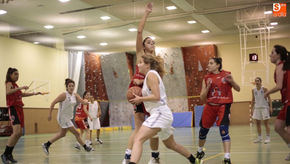 Una jugadora del Universidad de Salamanca se dispone a dar un pase. Fotos: Alejandro López