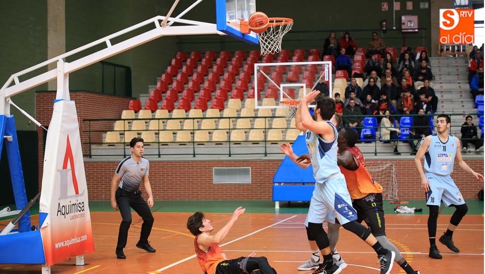 Un momento del partido disputado este domingo en el pabellón de Carbajosa