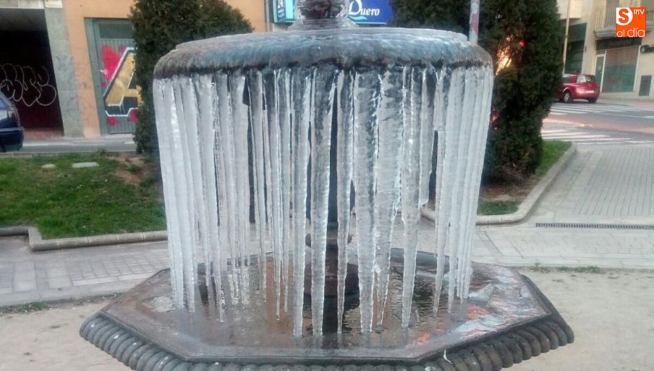 Una fuente salmantina con el agua totalmente congelada por las bajas temperaturas