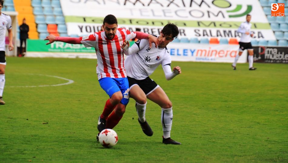 Un momento del partido disputado este domingo en el estadio Helmántico
