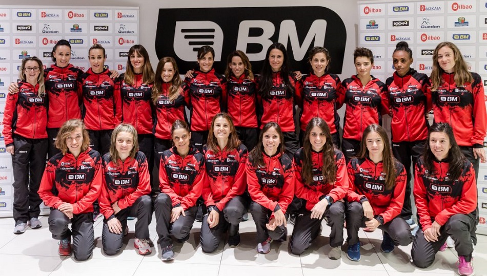 Gema Martin, abajo en el centro, en la presentación de su actual club, el Bilbao Atletismo.