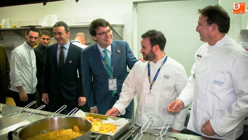 El alcalde de Salamanca, con los dueños del restaurante Don Fadrique de Alba de Tormes