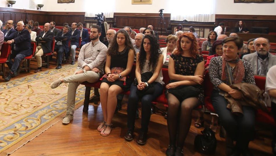 Socios de Alumni-Usal en un acto celebrado en el Paraninfo