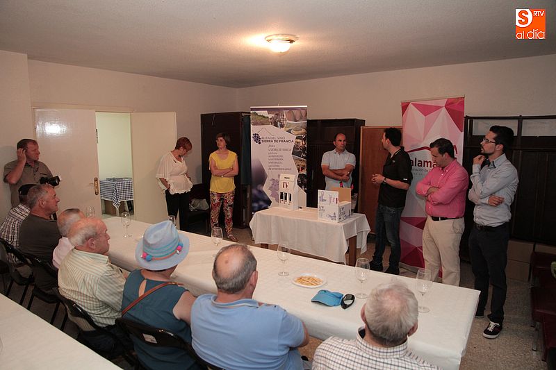 Muchas de las propuestas orbitan en torno a la producción del vino serrano, como esta cata en Villanueva del Conde, ofrecida por la Ruta del Vino de la Sierra de Francia