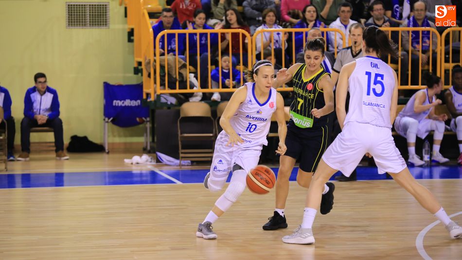 María Asurmendi inicia una jugada ofensiva en el transcurso del choque. Foto: Alberto Martín