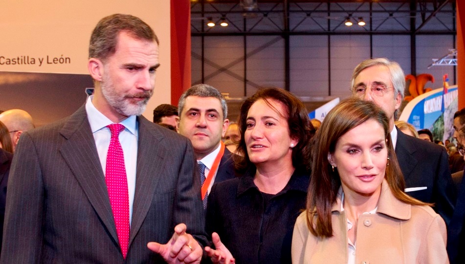 Josefa García Cirac, consejera de Cultura y Turismo, en Fitur, junto a los Reyes de España