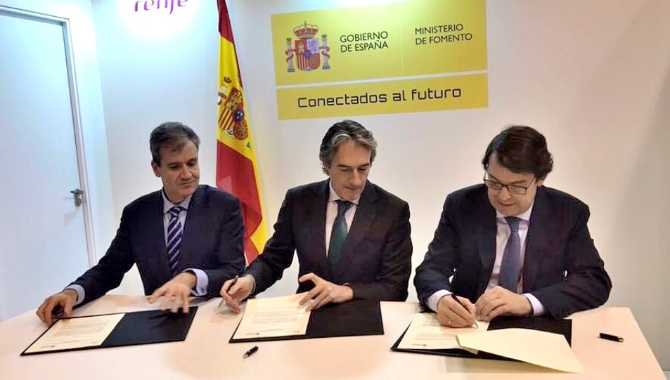 El alcalde de Salamanca, Alfonso Fernández Mañueco, a la derecha, junto al  ministro de Fomento, Íñigo de la Serna, y el presidente de Renfe, Juan Alfaro