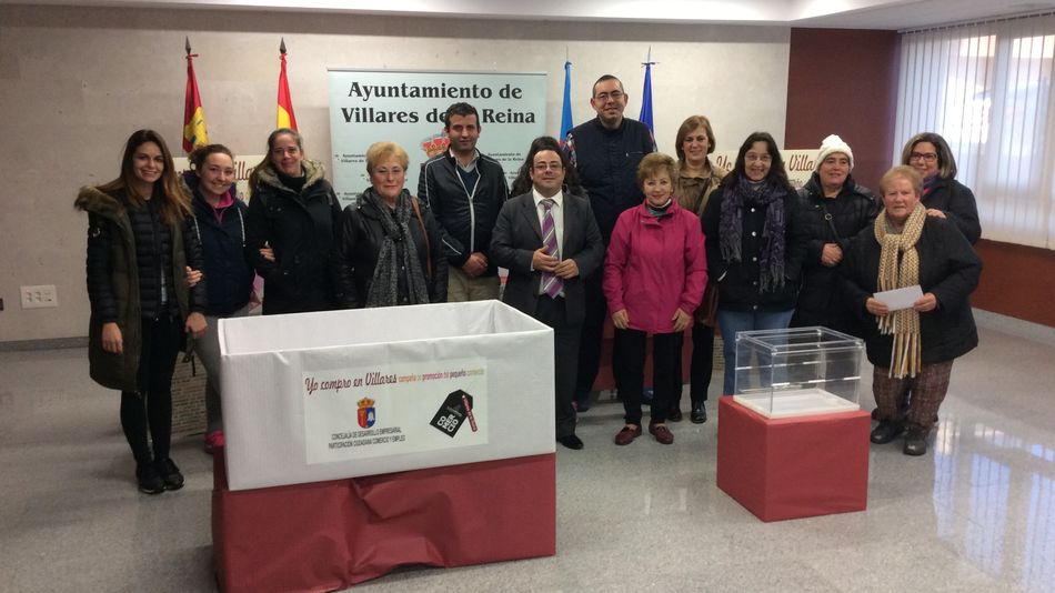 Representantes del Ayuntamiento de Villares y vecinos, durante el sorteo de los premios