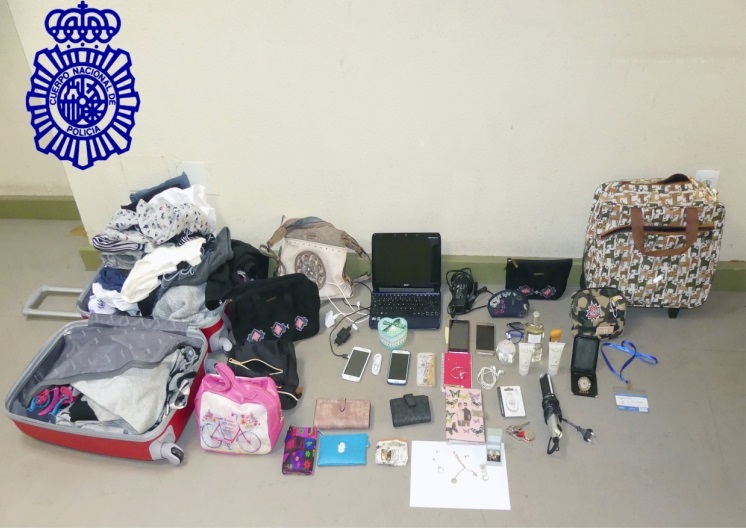 Imagen de los efectos intervenidos a la mujer detenida.