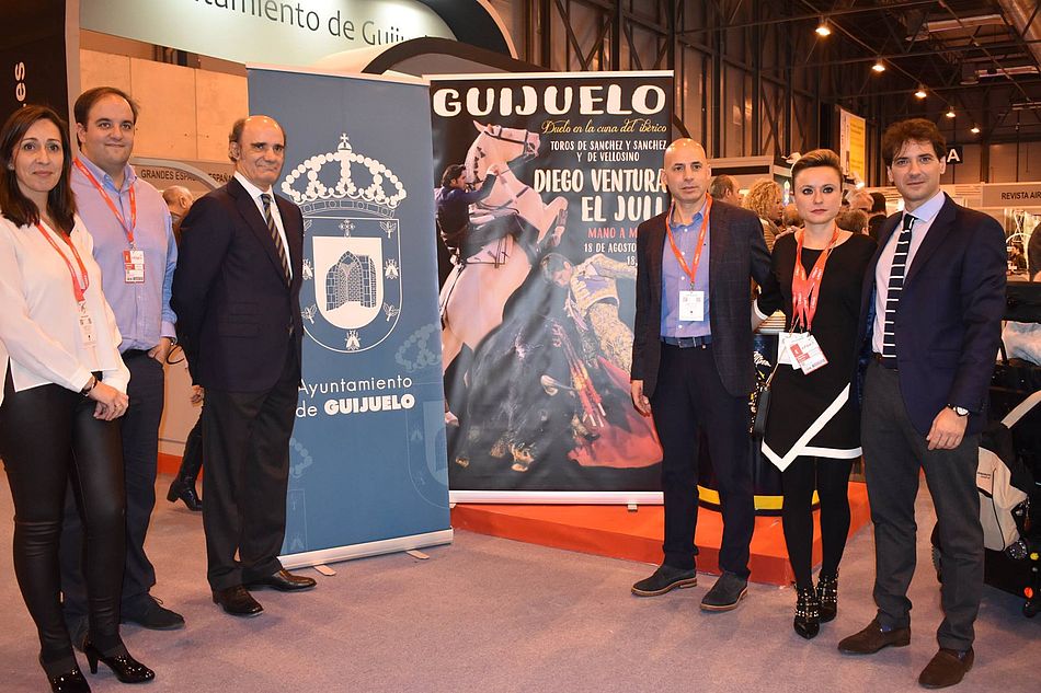 El apoderado de El Juli, Pablo Lozano, rodeado de concejales guijuelenses y el gestor de la plaza, José Ignacio Cascón en la presentación del festejo de El Juli y Diego Ventura