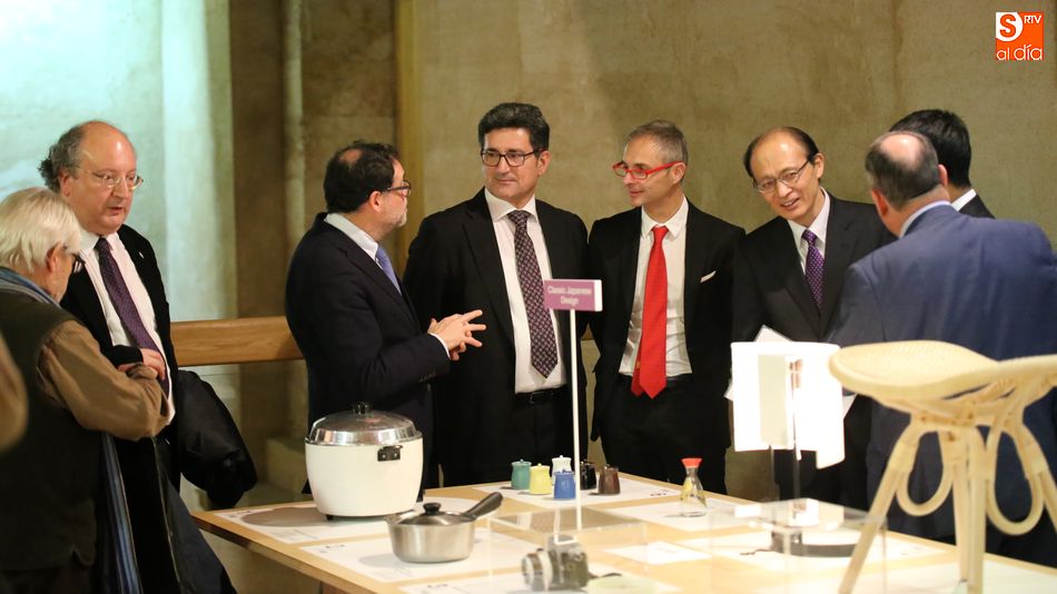 El rector (centro) y el resto de asistentes observan distintos objetos. Fotos: Alberto Martín