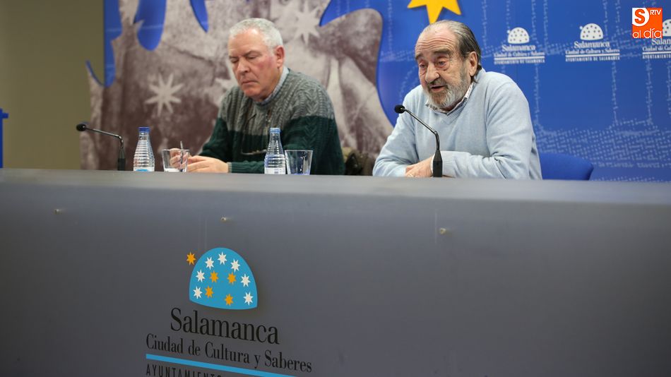 Jotamar se dirige a los asistentes en presencia de Luis Gutiérrez. Fotos: Alberto Martín