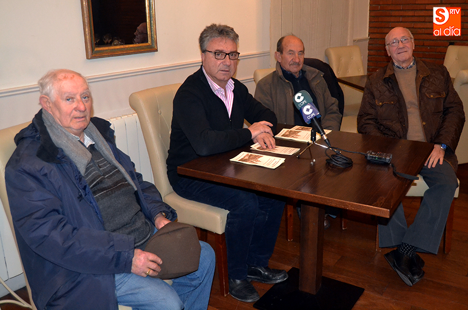 El Presidente de la Hermandad de Cofradías, Moisés Pérez, presentaba el XXV Premio de Poesía junto a representantes de la Junta de Hermanos Mayores