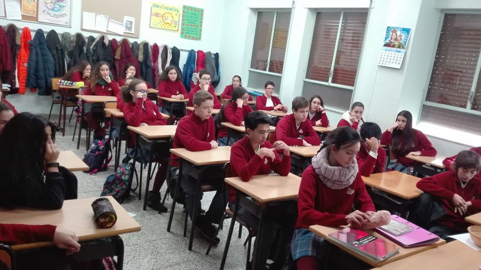 Los alumnos de Tercero de la ESO siguen atentamente las explicciones del taller.