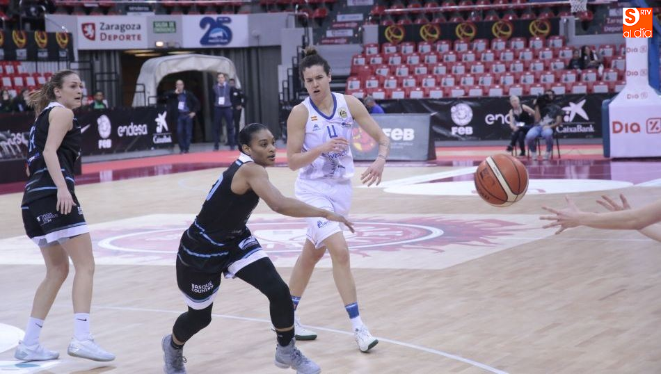 Laura Nicholls en una de las jugadas de este partido /  Foto de Alejandro López