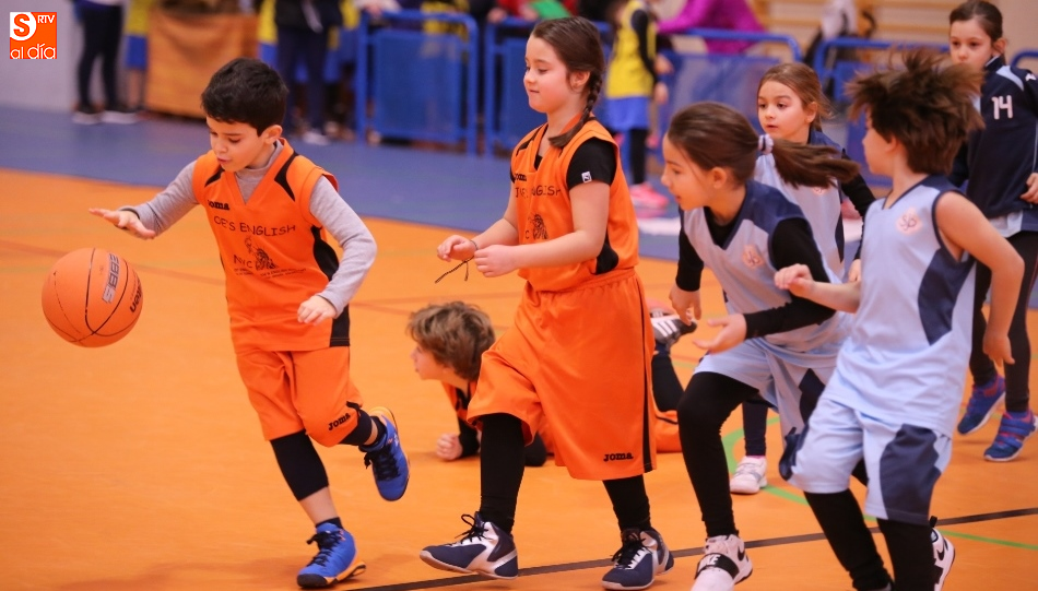 Algunos de los participantes en el	Pequebasket de Villares de la Reina / Foto de Alberto Martín