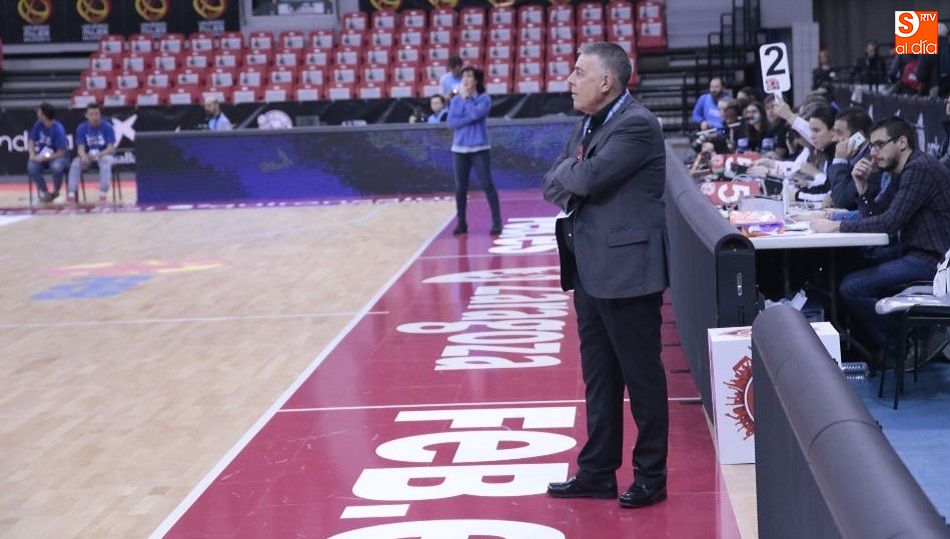 Ortega sigue atentamente las evoluciones de su equipo. Foto: Alejandro López