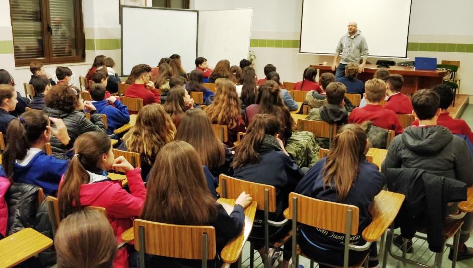Un momento de la charla informativa a los alumnos