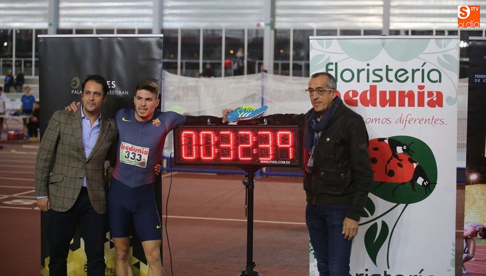 Husillos posa junto al marcador con la nueva plusmarca nacional de los 300. Fotos: Alberto Martín