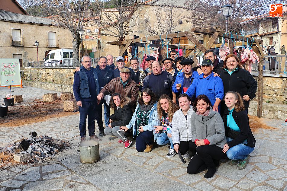 Los vecinos de Villanueva del Conde posan con el despiece de la matanza tradicional, con el matancero mayor, Jacinto Sánchez y el alcalde, Javier García